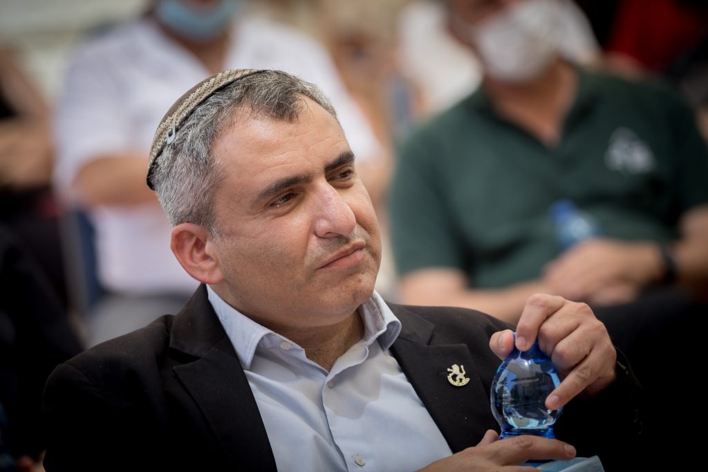 בהמשך להודעתו של יו"ר הבית היהודי והשר לענייני ירושלים ומורשת, הרב רפי פרץ, שהודיע כי אובחן כחולה בנגיף, שרים נוספים שבאו במגע עימו ייכנסו אף הם לבידוד