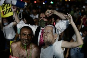 המשטרה הבהירה מראש שלא תאפשר תהלוכות לאחר ההפגנה בתל אביב. כעת מודיעה המשטרה: מאפשרים ומאבטחים את התהלוכות | הפגנות שמאל מתקיימות כעת גם ברחוב בלפור בירושלים, ובקיסריה | בליכוד תוקפים את ערוצי התקשורת: ערוצים 12 ו-13 "ממשיכים לשמש זרוע תעמולה להפגנות השמאל האנרכיסיטיות"