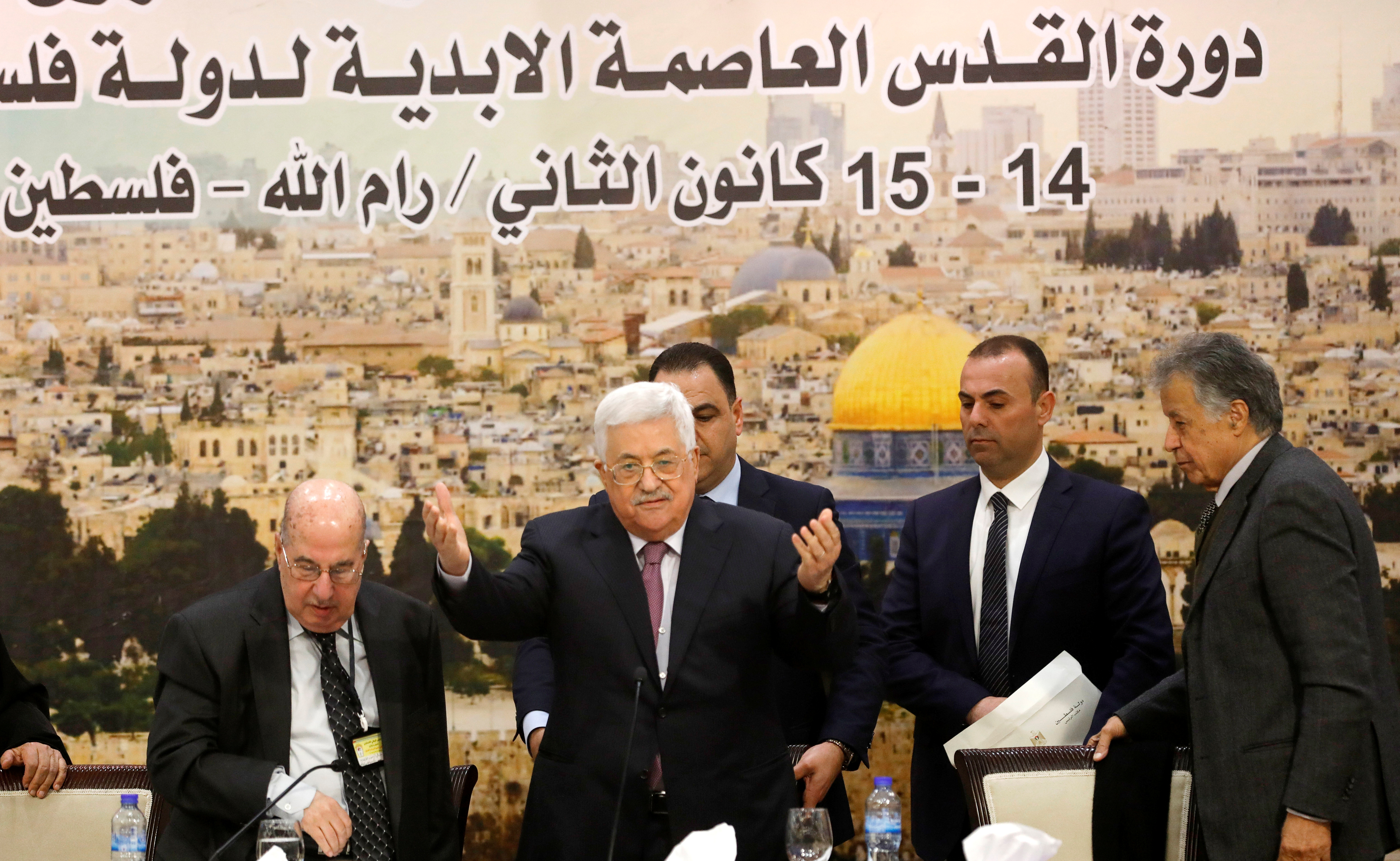 אבו מאזן מגיע למועצה המרכזית של אש"ף ברמאללה. צילום: רויטרס