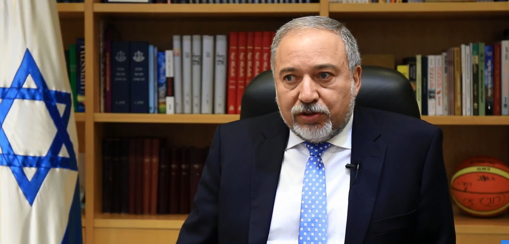 "מוחים נמרצות בפניך". שר הביטחון אביגדור ליברמן