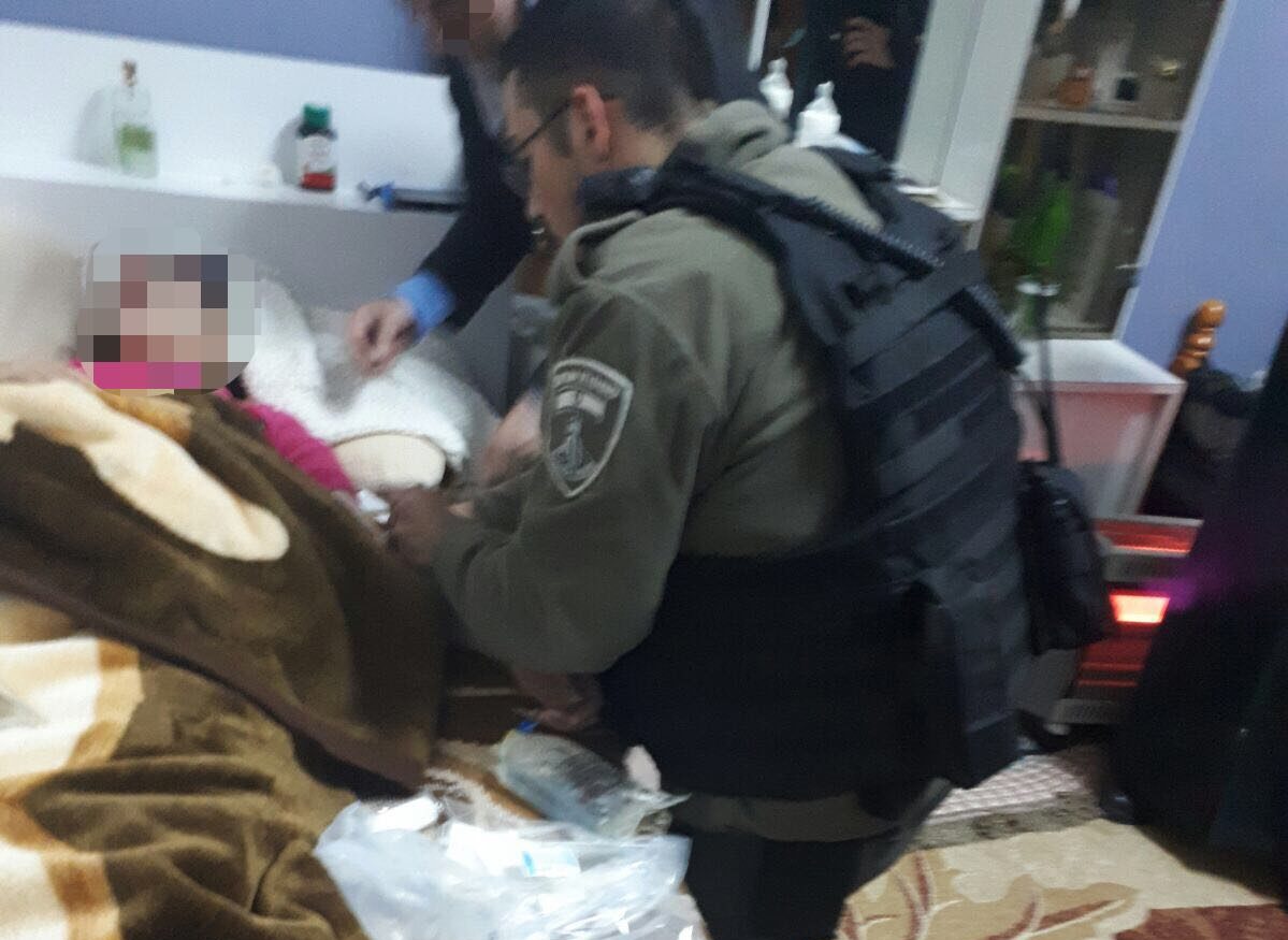 הלוחם מעניק טיפול לפלסטינית ההרה. צילום: דוברות מג"ב
