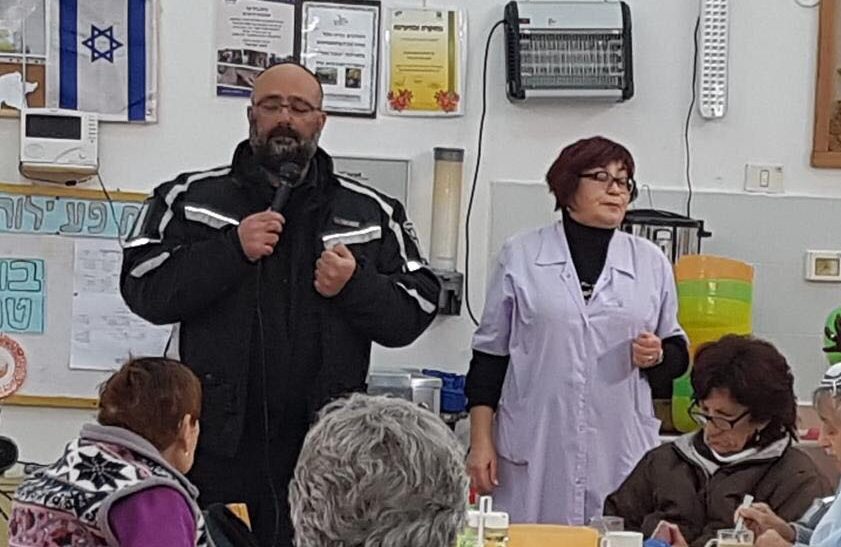מפקד השיטור הקהילתי בערד בתדריך לקשישים. צילום: דוברות המשטרה