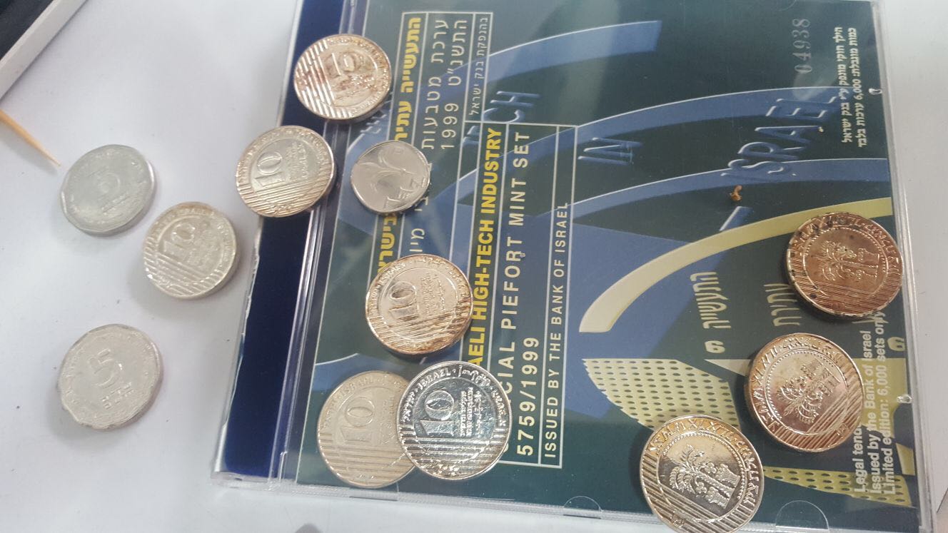 המטבעות המזוייפים. צילום: דוברות משטרה