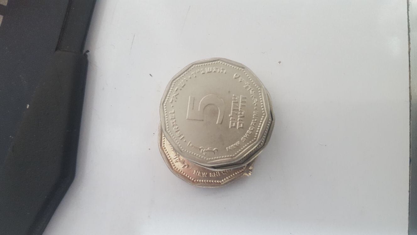המטבעות המזוייפים. צילום: דוברות משטרה