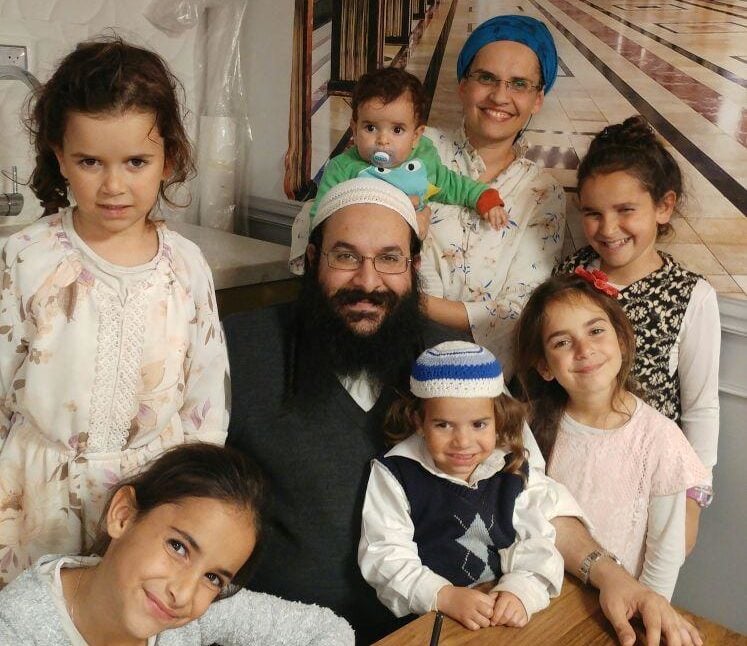 הרב רזיאל שבח הי"ד עם אשתו יעל וילדיו: רננה (10), נעמי (8), מרים 06), מלכה (5), עובדיה (3) ובניהו (8 חודשים)