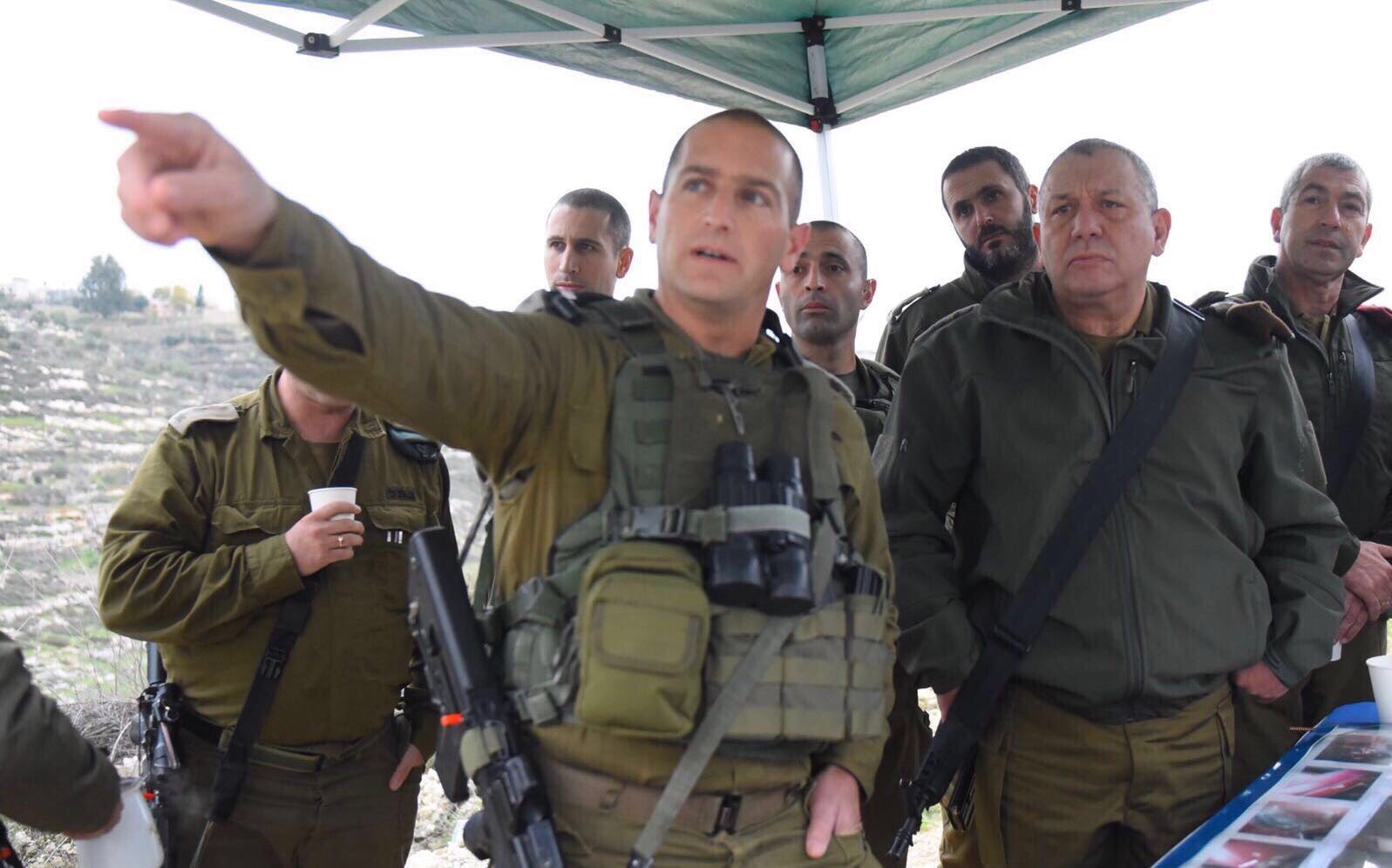 הרמטכ"ל איזנקוט סמוך לזירת הפיגוע הרצחני. צילום: דובר צה"ל