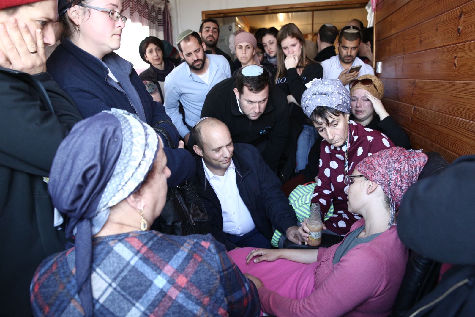 השר בנט בבית הנרצח, מנחם את האלמנה יעל. צילום: הלל מאיר/TPS