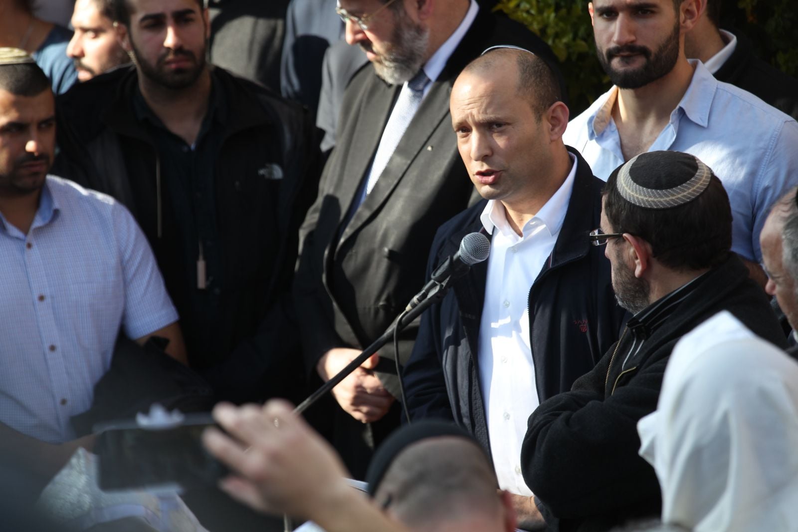 השר נפתלי בנט במהלך ההספד לרב רזיאל שבח הי"ד. צילום: הלל מאיר TPS
