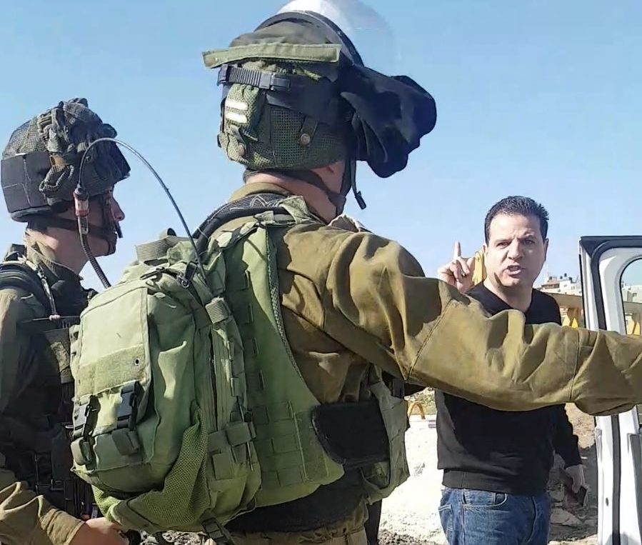 עודה מתעמת עם חיילי צה"ל. צילום: דוברות הרשימה המשותפת