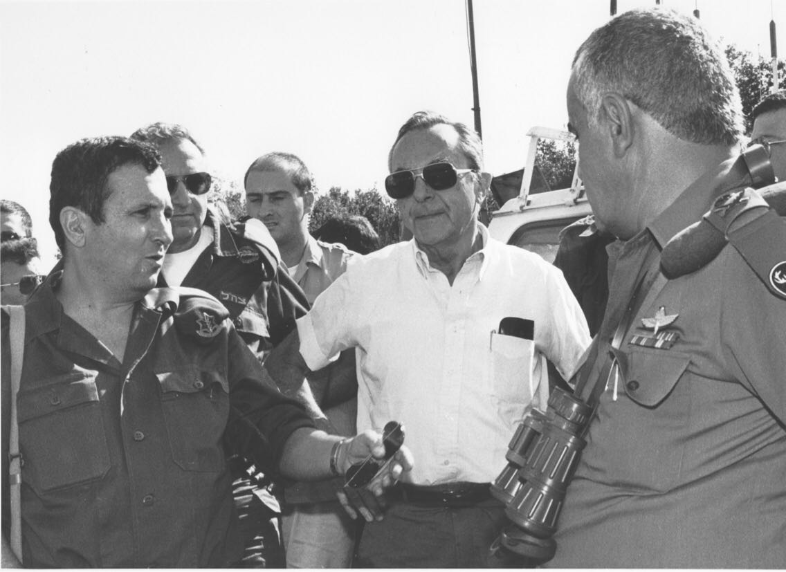האלופים איציק מרדכי, אהוד ברק ושר הביטחון משה ארנס. צילום: עופר לפלר, דובר צה"ל