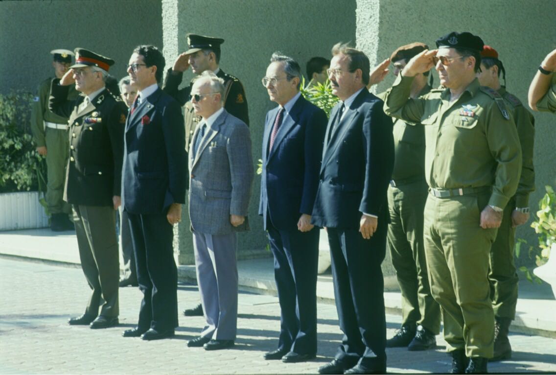 הרמטכ"ל שומרון ושר הביטחון ארנס מקבלים את שר ההגנה ההולנדי. צילום: אסף טופז, באדיבות משרד הביטחון