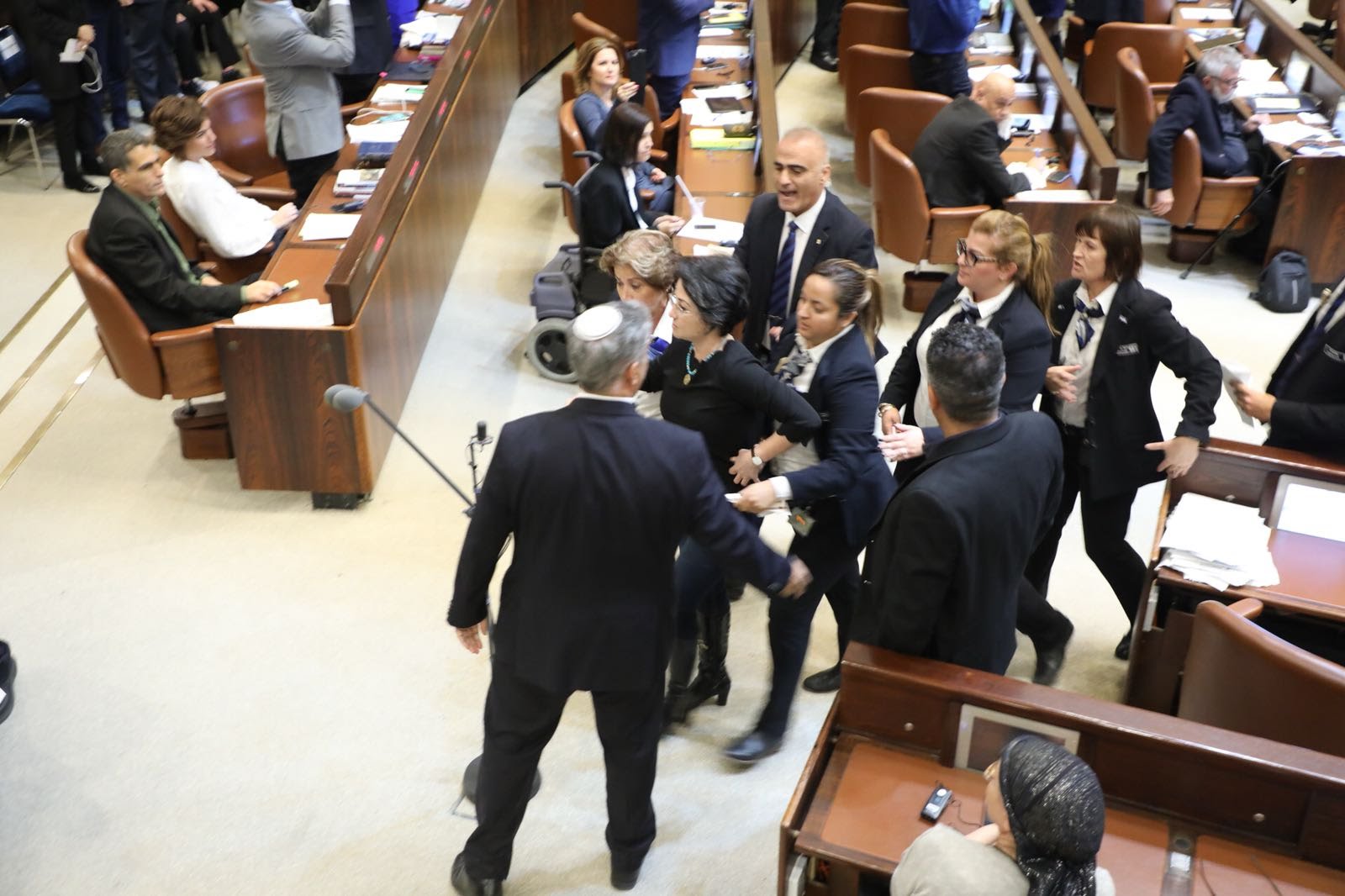 הח"כים הערבים מתפרעים במהלך נאום סגן הנשיא פנס. צילום: דוברות הכנסת