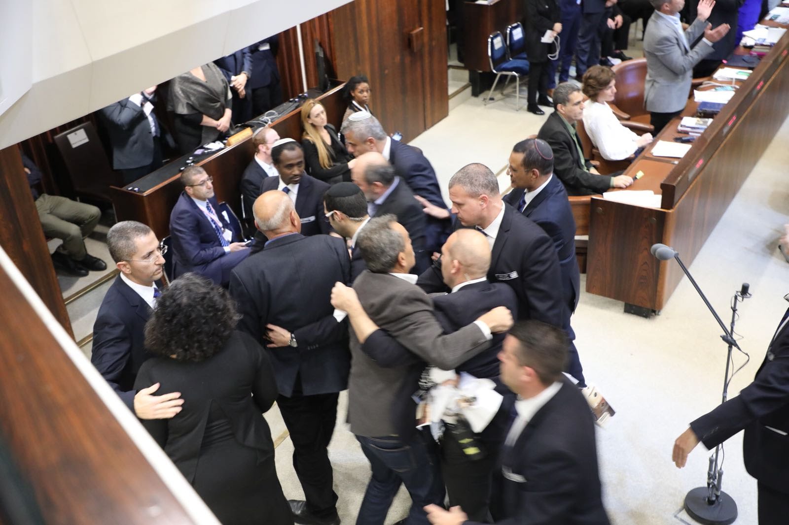 הח"כים הערבים מתפרעים במהלך נאום סגן הנשיא פנס. צילום: דוברות הכנסת
