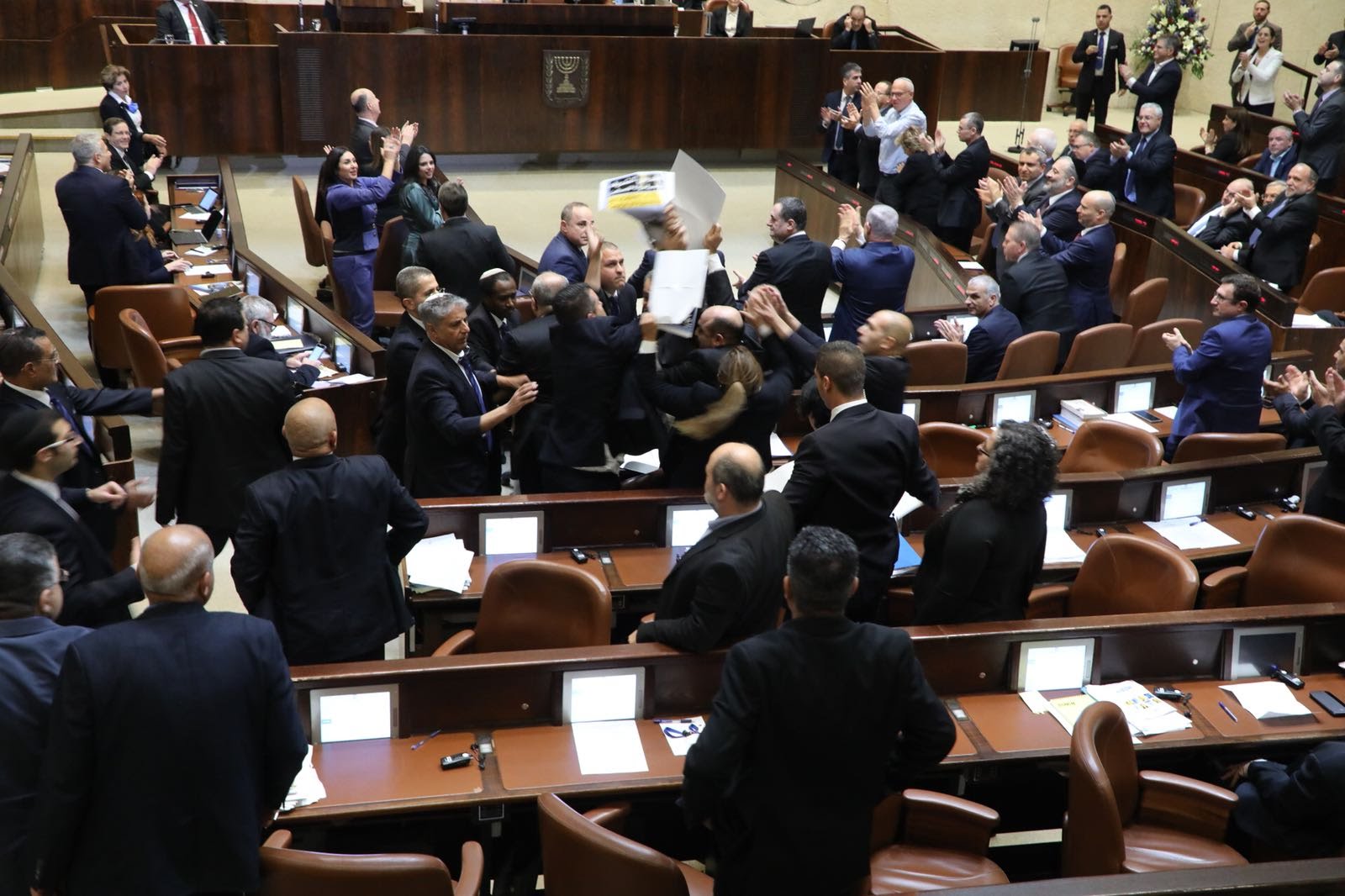 הח"כים הערבים מתפרעים במהלך נאום סגן הנשיא פנס. צילום: דוברות הכנסת