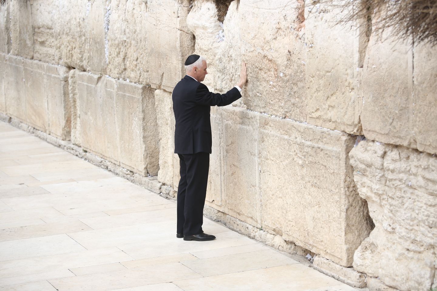 פנס בכותל. אהוד תצפית