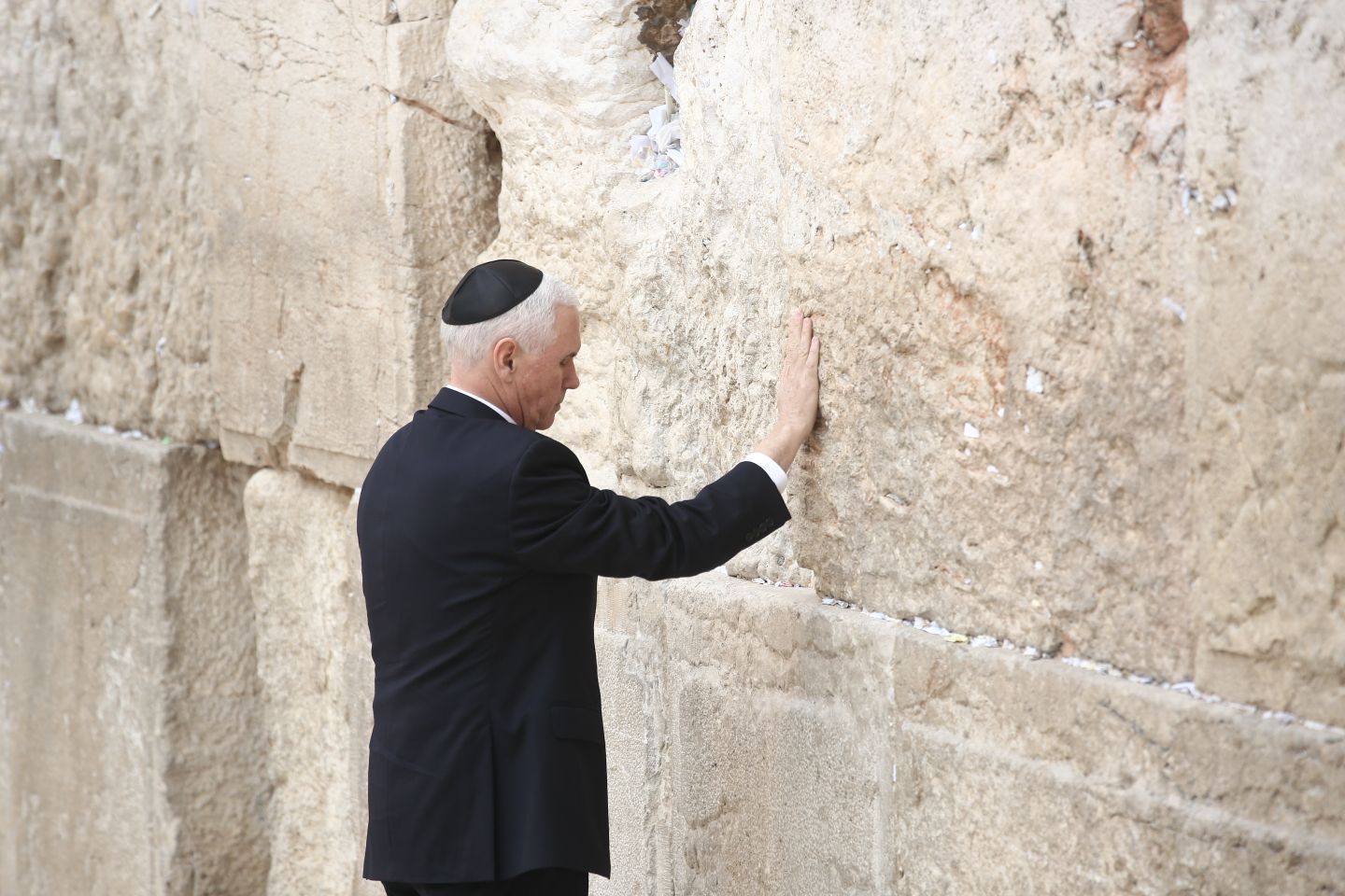 פנס בכותל. צילום: הלל מאיר/TPS