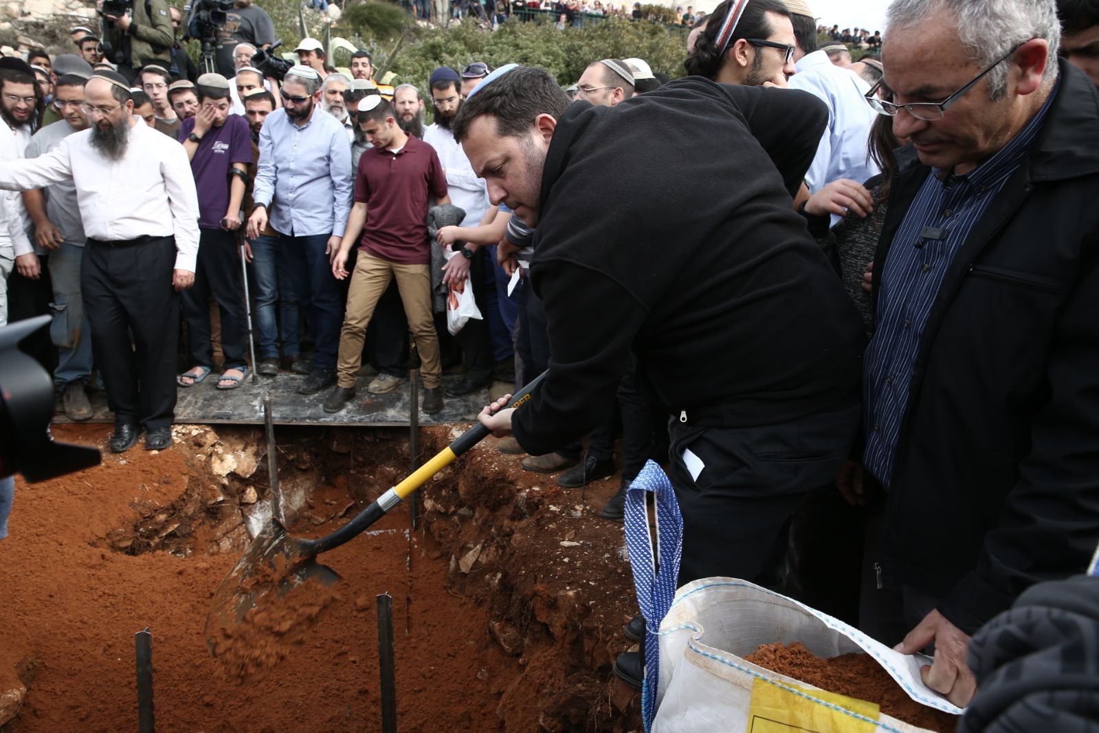 יוסי דגן קובר את איתמר בן גל צילום: הלל מאיר, TPS