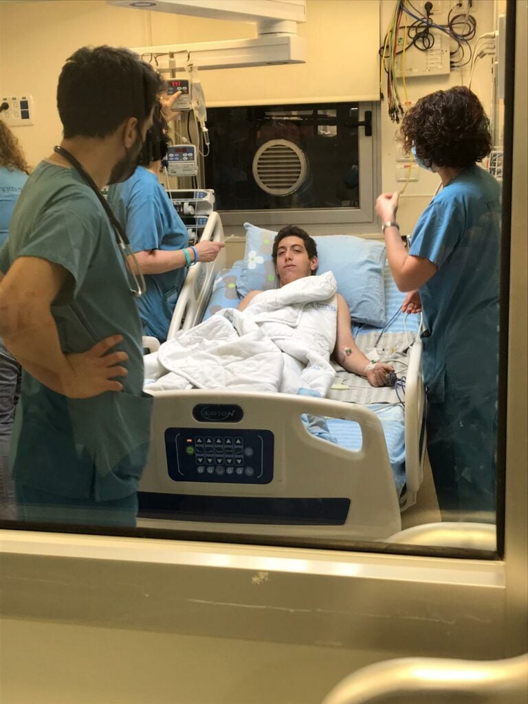נעם בבית החולים לאחר שהוכש על ידי נחש צפע