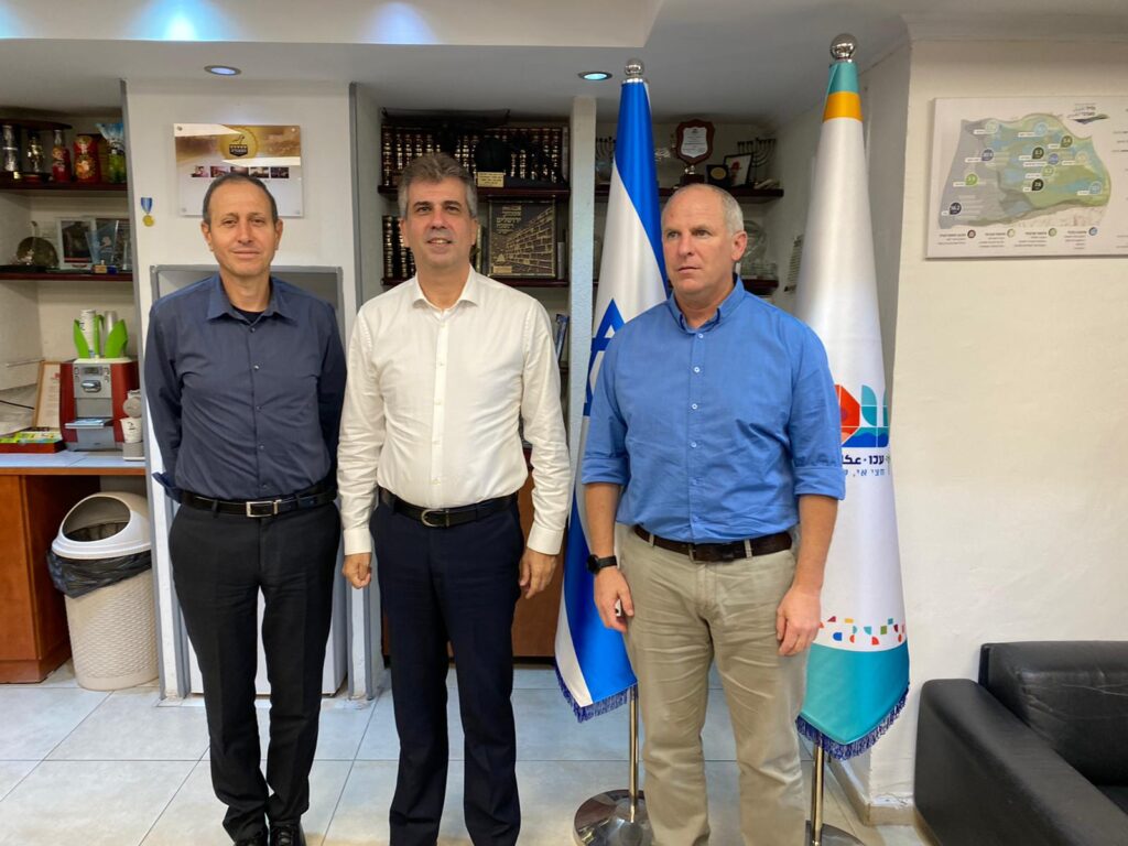 מנכל משרד המודיעין מרדכי כהנא, השר אלי כהן וראש עיריית עכו שמעון לנקרי- באדיבות עיריית עכו