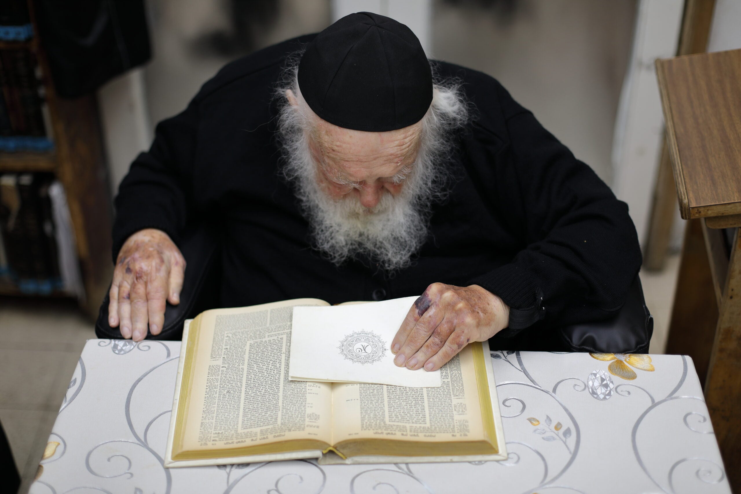 הרב קנייבסקי תורה גדול הדור 