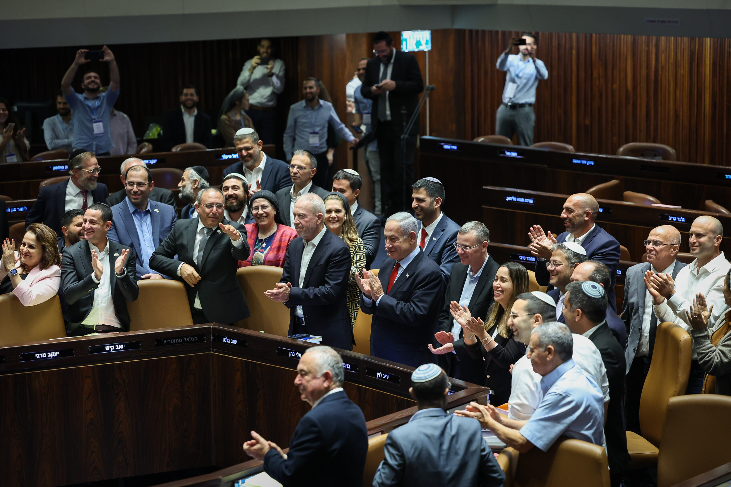 הקואליציה חוגגת במליאה את אישור התקציב |