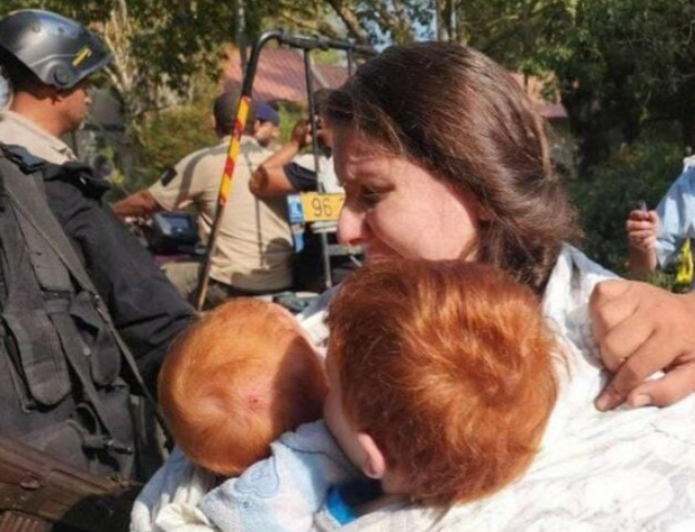שירי ביבס וילדיה, אריאל וכפיר, בעת חטיפתם |