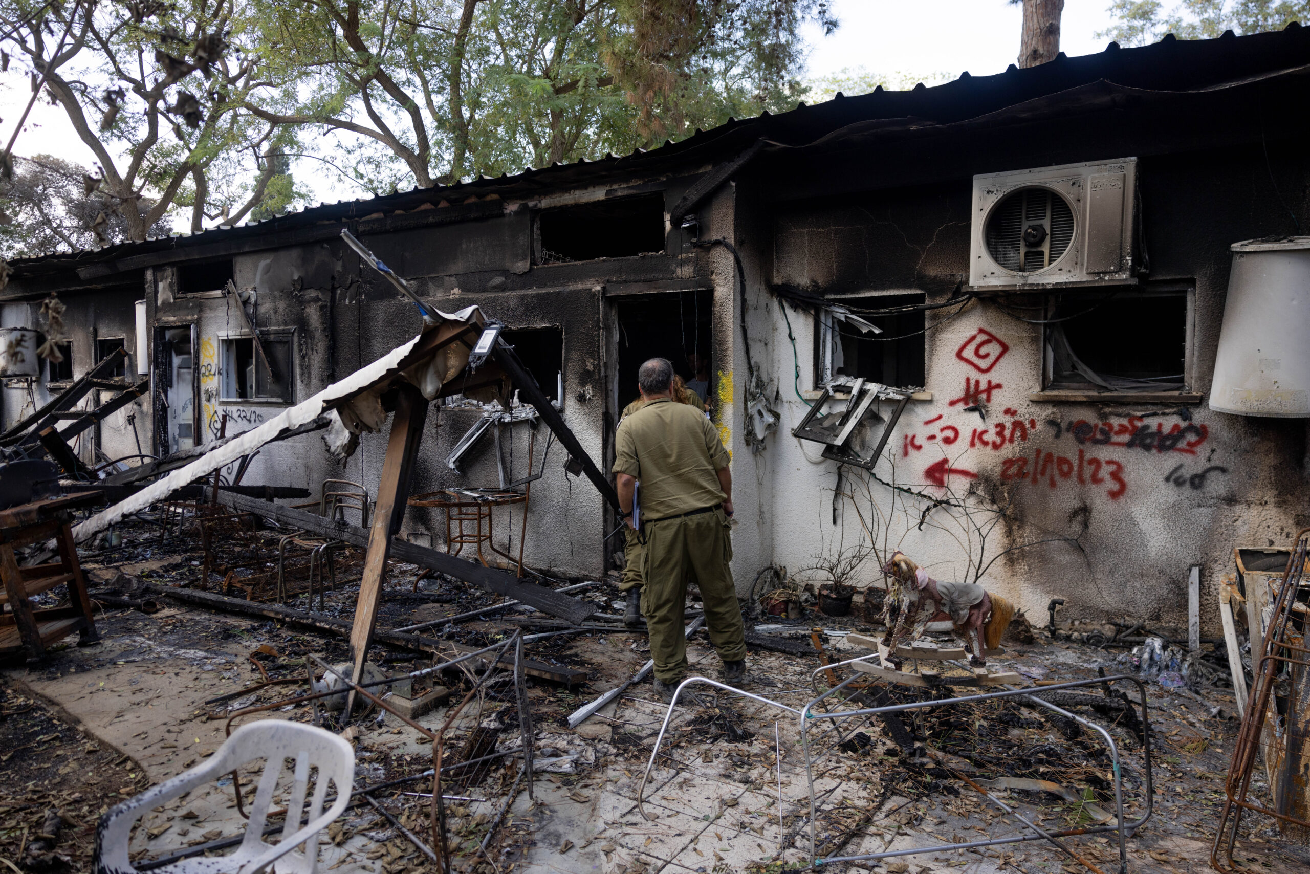 הריסות בקיבוץ ניר עוז לאחר חדירת מחבלי חמאס |