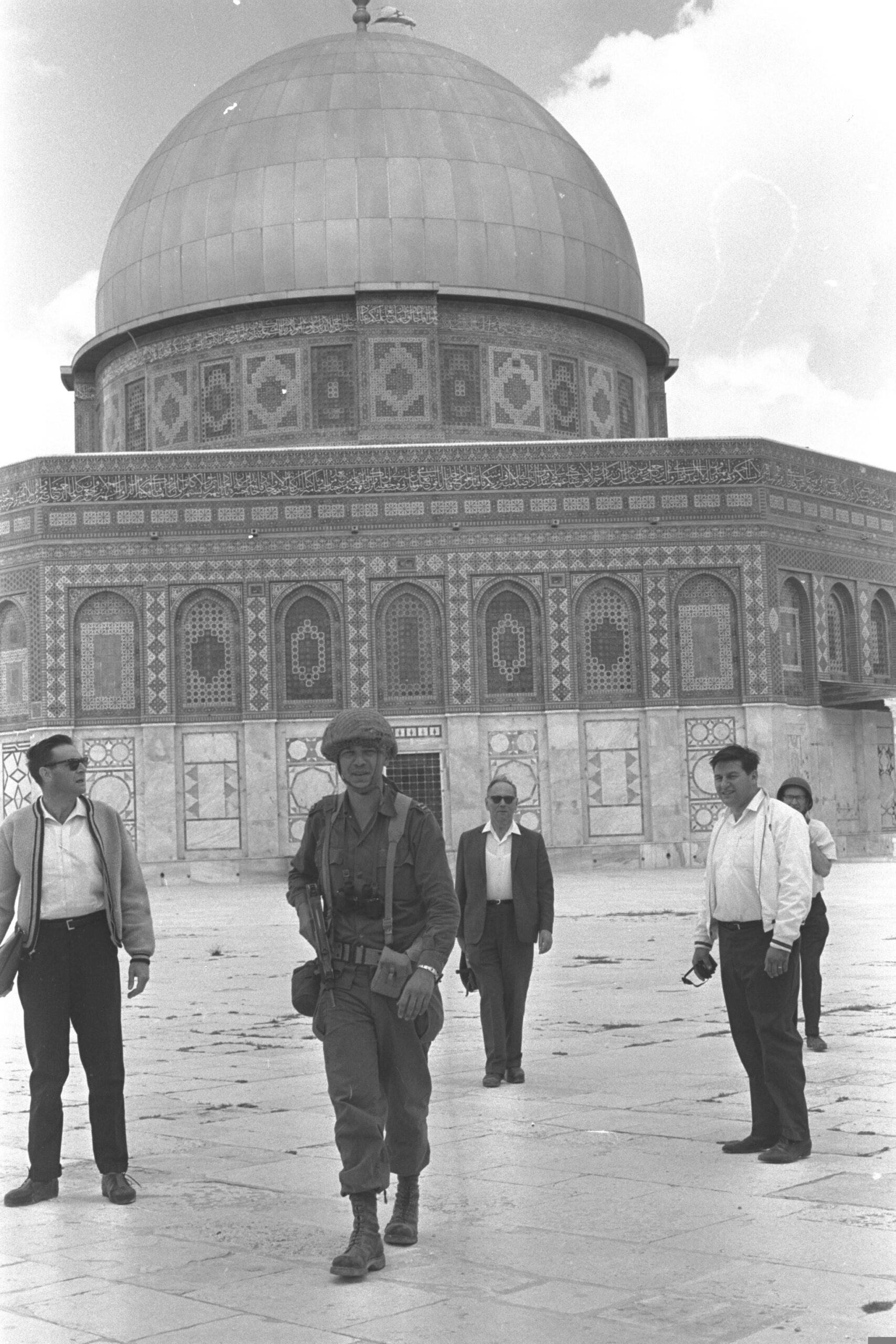 צנחנים חיילי צה"ל נרגשים, ליד הכותל המערבי בירושלים, לאחר שיחרור העיר העתיקה במלחמת ששתהימים. מימין לשמאל, חיים כהן, יצחק יפעת וציון קרסנטי | צילום: לשכת העיתונות הממשלתית
