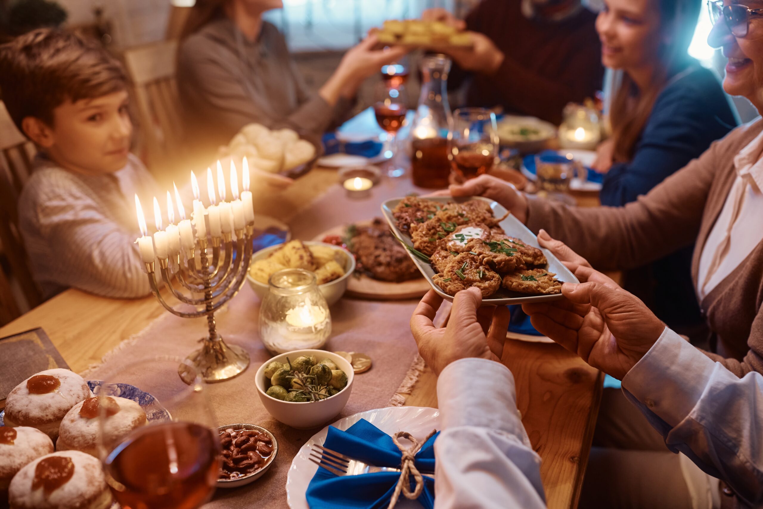 סעודה חגיגית בחנוכה | צילום: שאטרסטוק