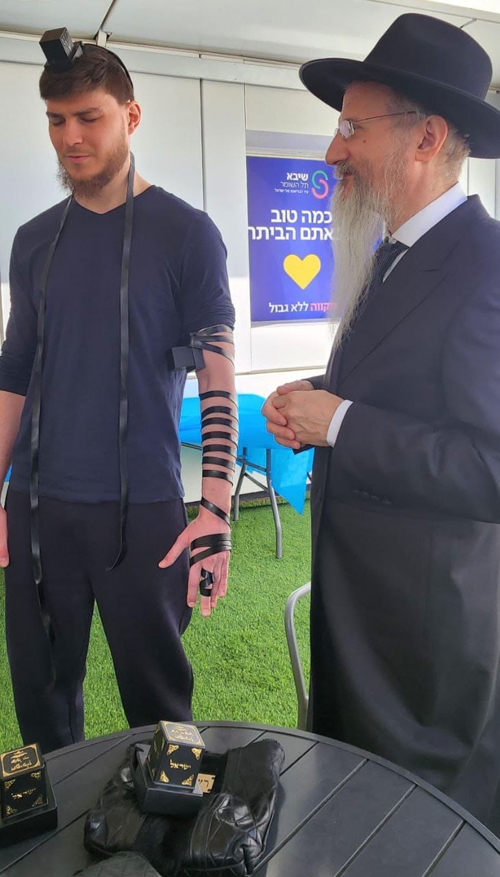 אלכסנדר סשה טרופנוב מניח תפילין | צילום: מבשר טוב מוסקבה 