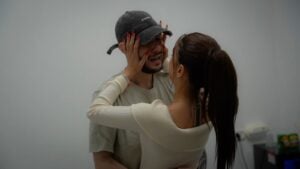 אלי-ה כהן עם בת הזוג זיו, בנקודת הקליטה הראשונית בישראל |