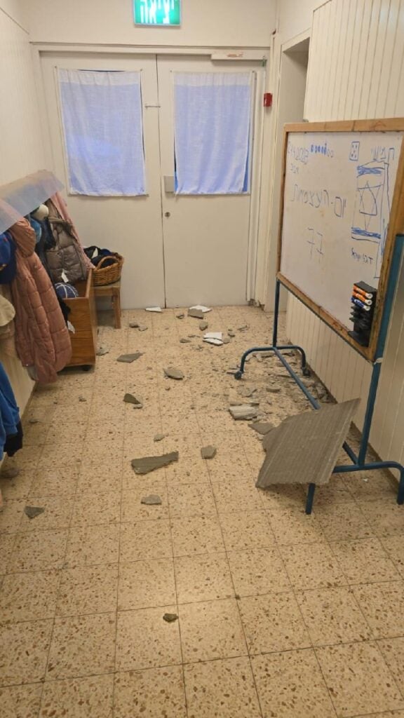 שברי היירוט בגן ילדים במשמר העמק | צילום מועצה אזורית מגידו