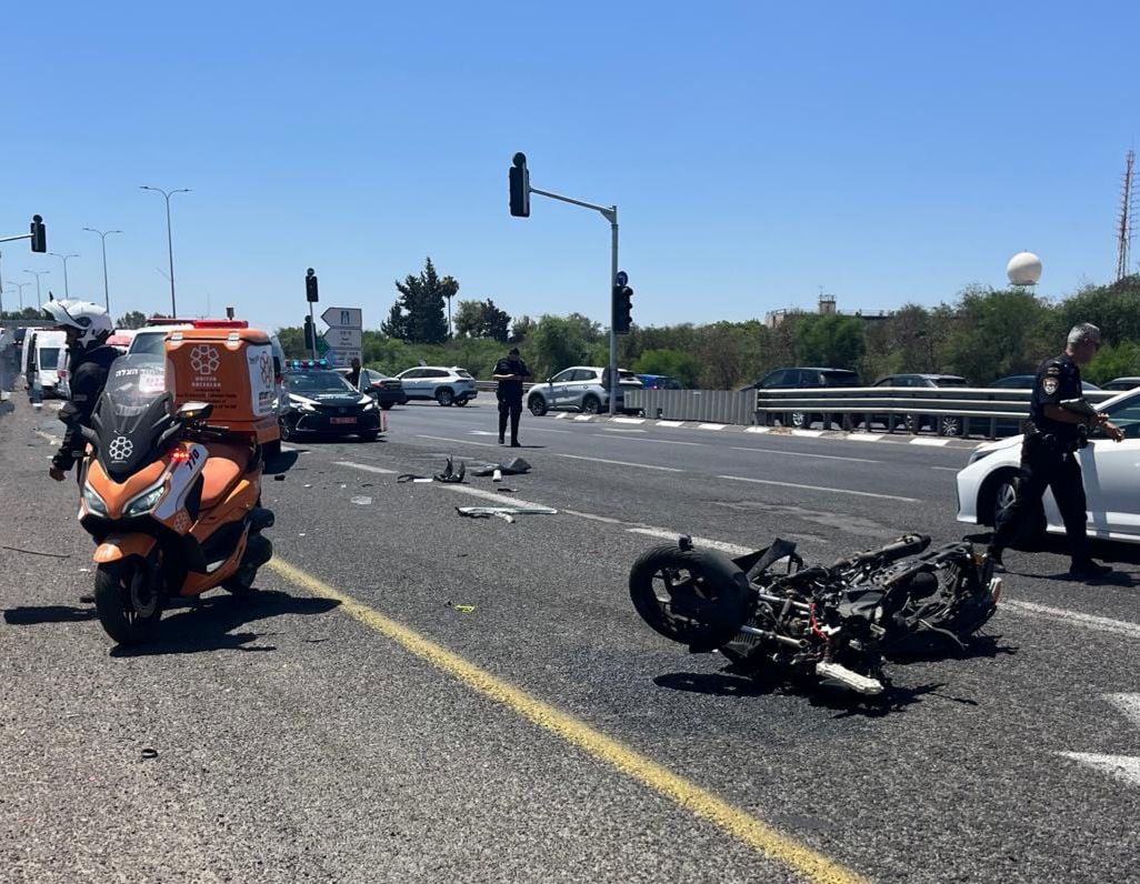 תאונה קשה בכביש 44: רוכב אופנוע במצב קשה לאחר שנפגע מרכב
