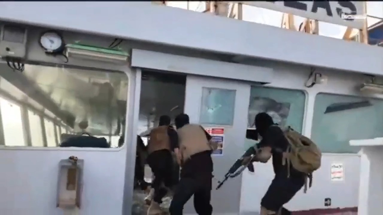 החות'ים מפרסמים תיעוד של תקיפת הספינה הבריטית Magic Seas מול חופי תימן