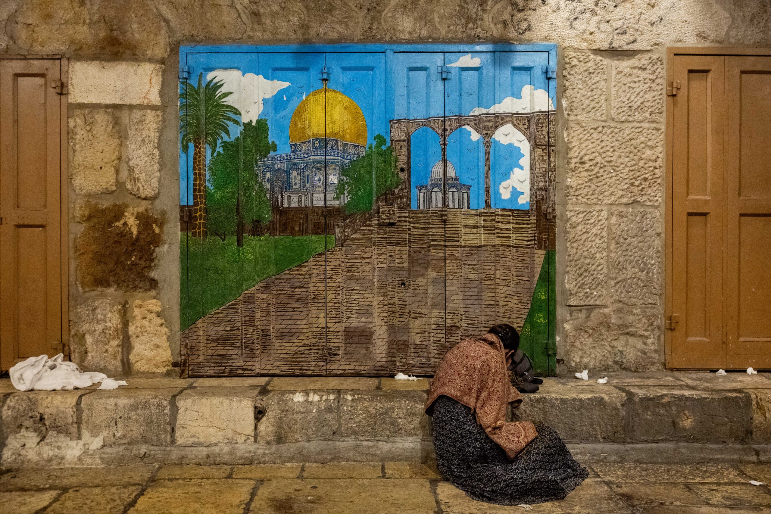יהודיה מתפללת בתשעה באב בכניסה להר הבית בעיר העתיקה בירושלים