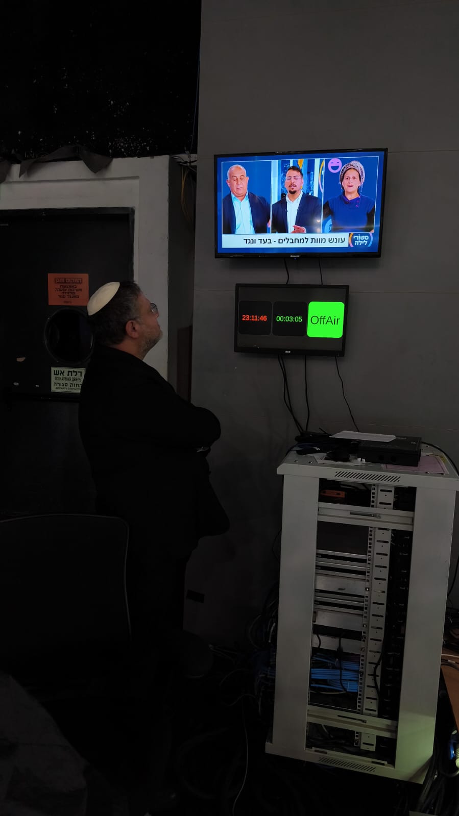 השר איתמר בן גביר צופה באשתו מחוץ לאולפן