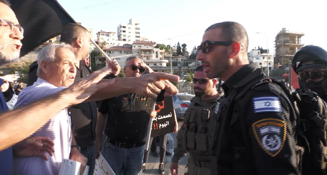 הניפו שלטים בגנות ישראל: עשרה נעצרו במחאה באום אל-פחם