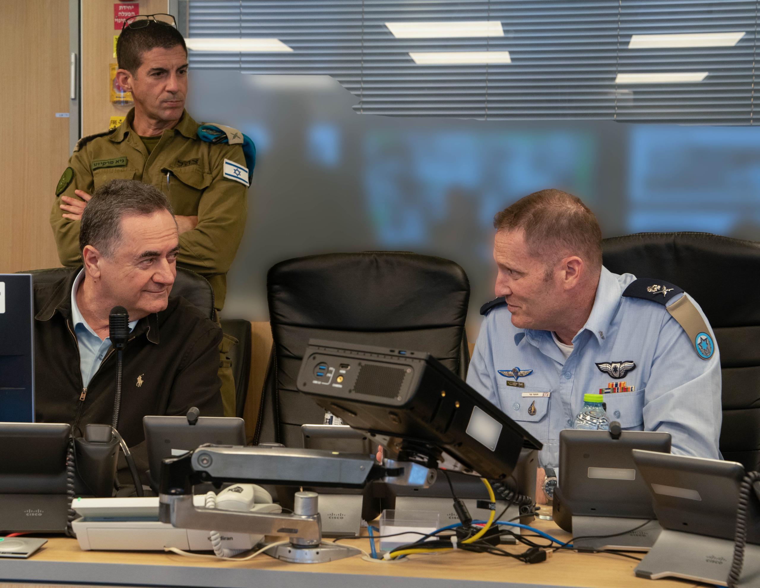 רה"מ נתניהו, שר הביטחון ישראל כ"ץ, ומפקד חיל האוויר אלוף תומר בר, אתמול בבור חיל האוויר, מתעדכנים על פרטי התוכנית המבצעית "פסגת האש" לתקיפת הנהגת חמאס