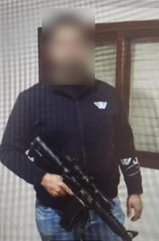 התמונות בטלפון חשפו: בן 21 נעצר בגין החזקת רובה M16 בביתו