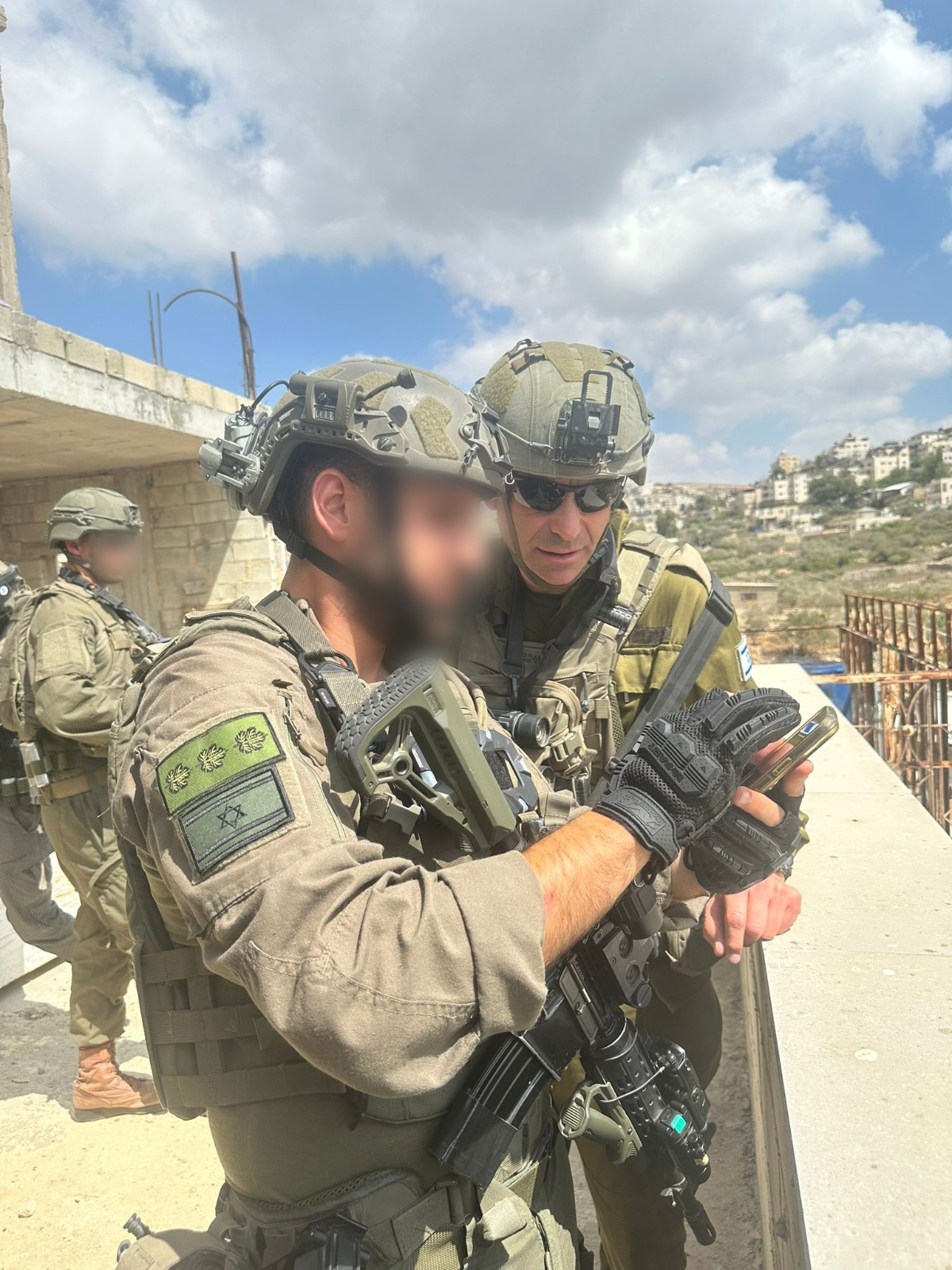 מפקד אוגדת יהודה ושומרון, תת-אלוף קובי הלר ומפקד חטיבת בנימין, אלוף-משנה ע׳ בהערכת מצב בחטיבה המרחבית בנימין