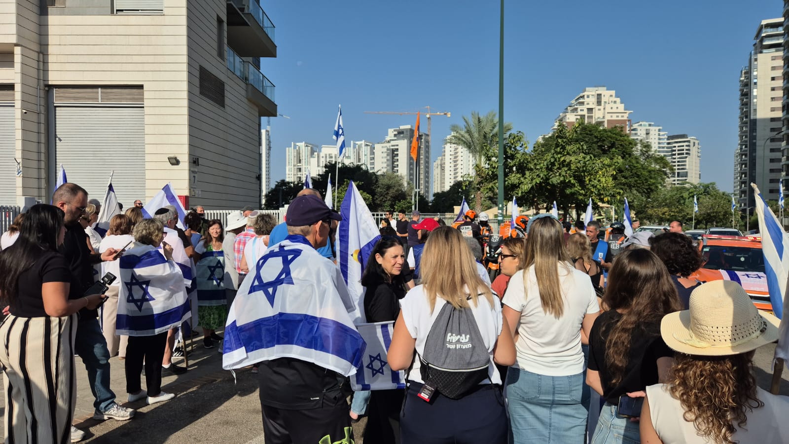 עם ישראל מחוץ לביתו של סמ"ר איתי חן בנתניה