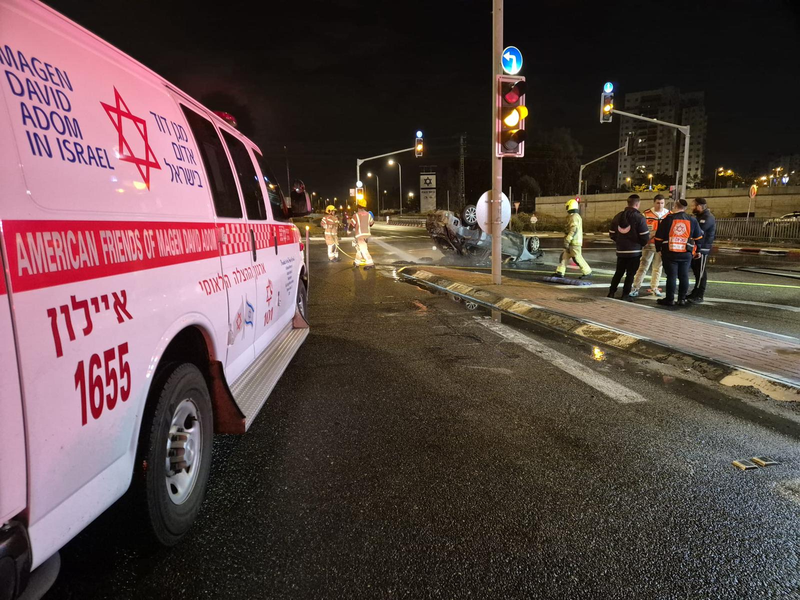 "הרכב התהפך ועלה באש": גבר נהרג בתאונה קטלנית סמוך לרמלה | צילום: תיעוד מבצעי מד"א
