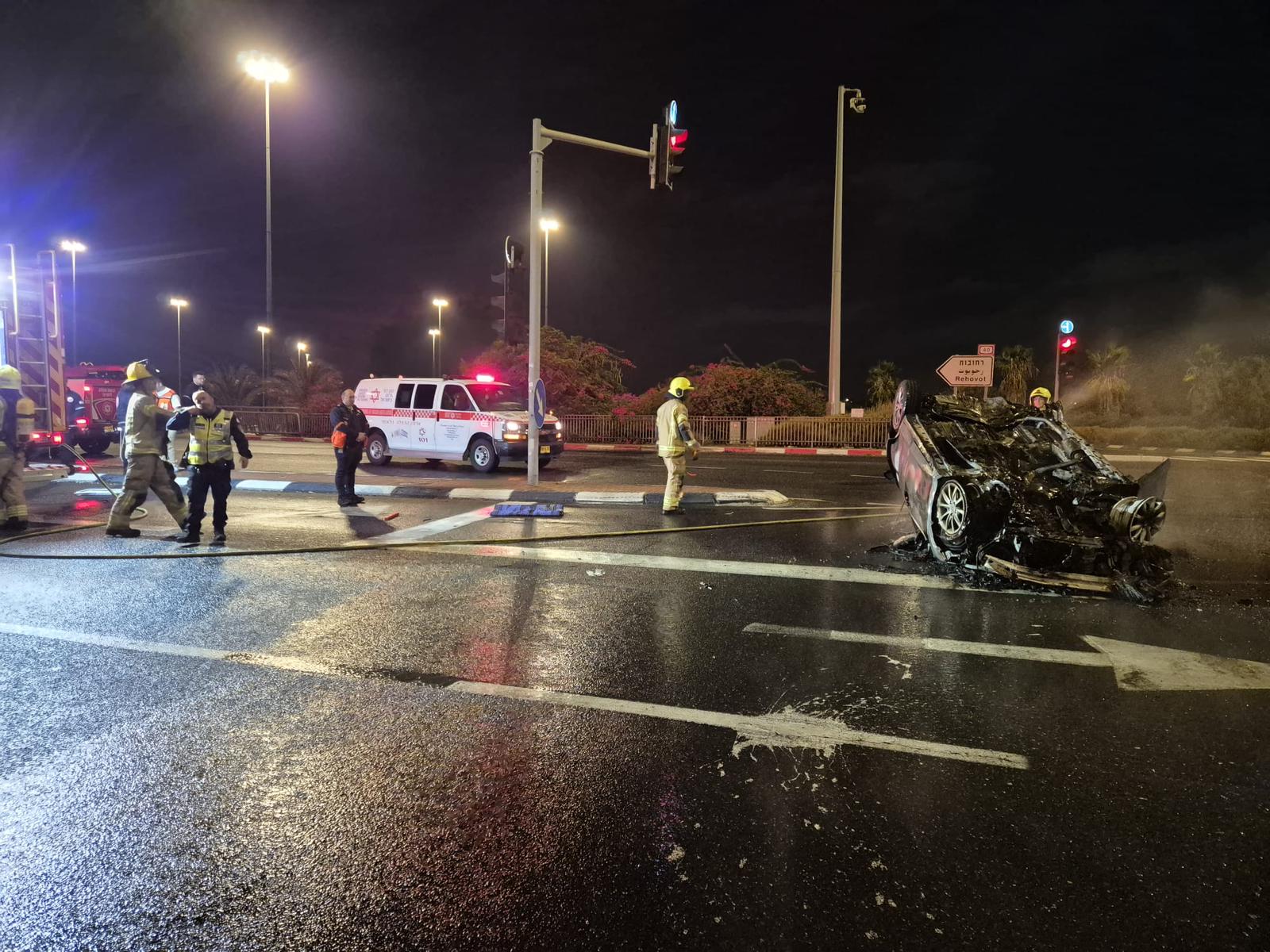 "הרכב התהפך ועלה באש": גבר נהרג בתאונה קטלנית סמוך לרמלה | צילום: תיעוד מבצעי מד"א