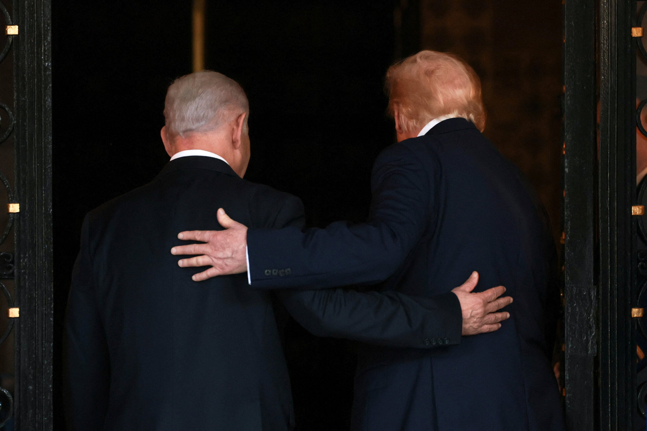 טראמפ ונתניהו נכנסים לאחוזה במאר א-לאגו |