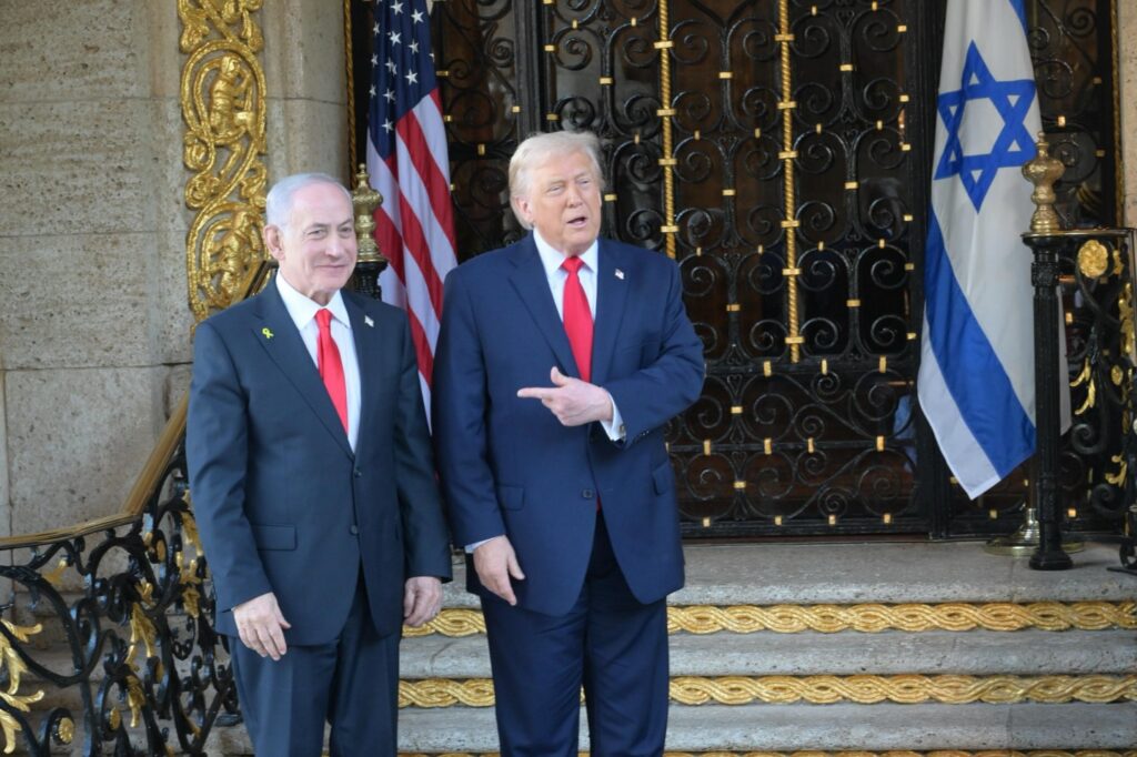 טראמפ ונתניהו נכנסים לאחוזה במאר א-לאגו |