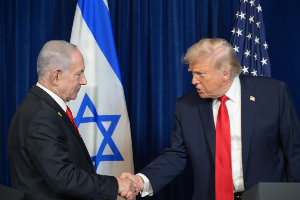 טראמפ ונתניהו באחוזה במאר א-לאגו |