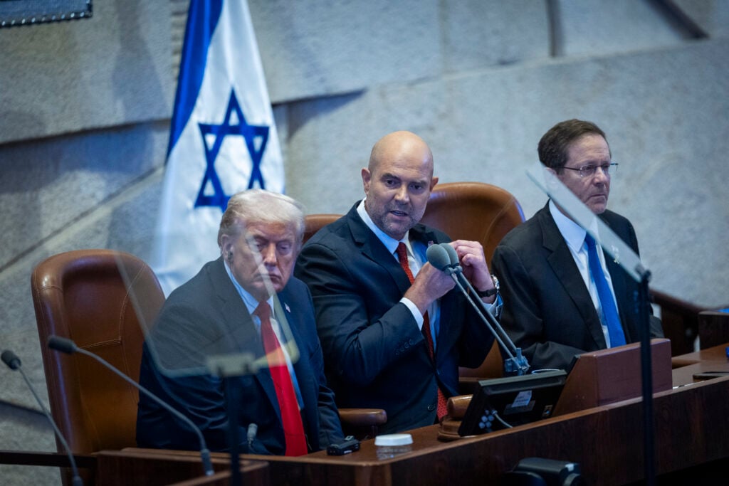 U.S. President Donald Trump with Knesset speaker Amir Ohana and Israeli President Isaac Herzog during a special plenum session in honor of President Trump at the Knesset, Israel’s parliament in Jerusalem, on October 13, 2025. Photo by Yonatan Sindel/Flash90 *** Local Caption *** יצחק הרצוג אמיר אוחנה כנסת מליאה ארצות הברית ישראל נשיא דונלד טראמפ בנימין נתניהו הסכם מלחמה