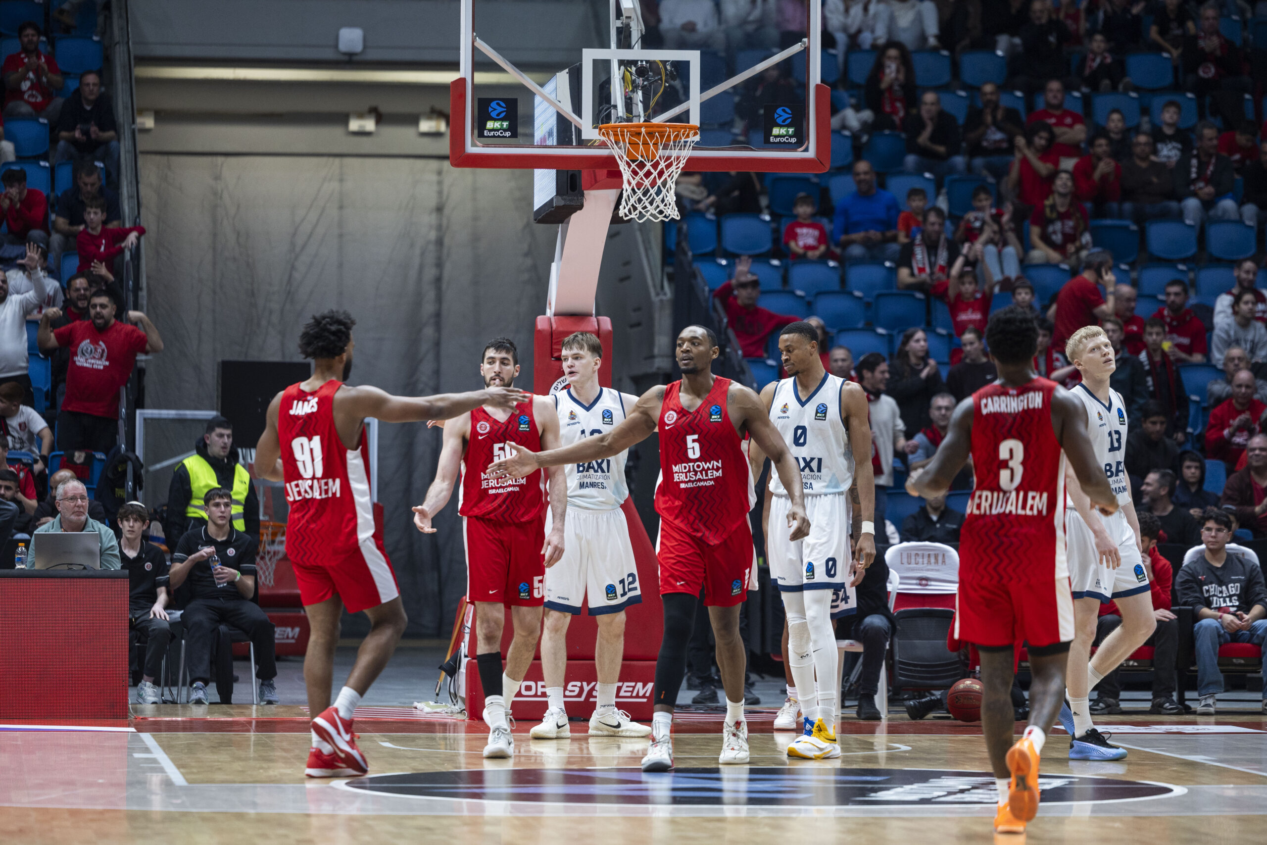 הפועל ירושליםThe EuroCup match between Hapoel Jerusalem and Bàsquet Manresa at the Jerusalem Arena, December 30, 2025. Photo by Oren Ben Hakoon/Flash90 *** Local Caption *** ליגת האלופות<br />
אירופה<br />
כדורסל<br />
הפועל ירושלים<br />
מנרסה