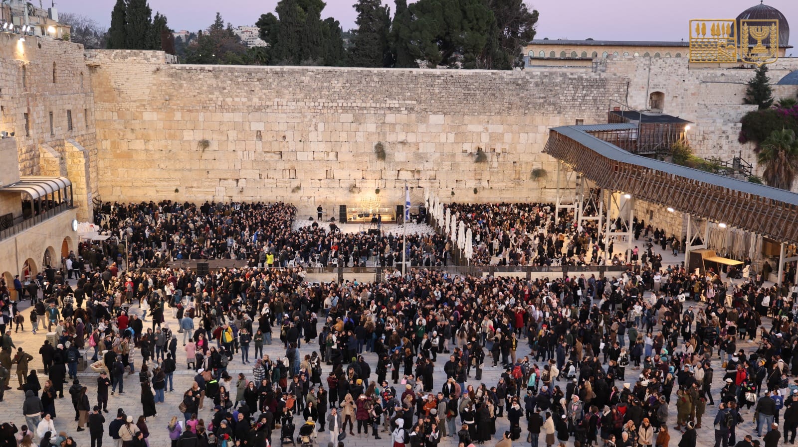 מעמד הדלקת נר רביעי של חנוכה בכותל המערבי | צילום: הקרן למורשת הכותל המערבי