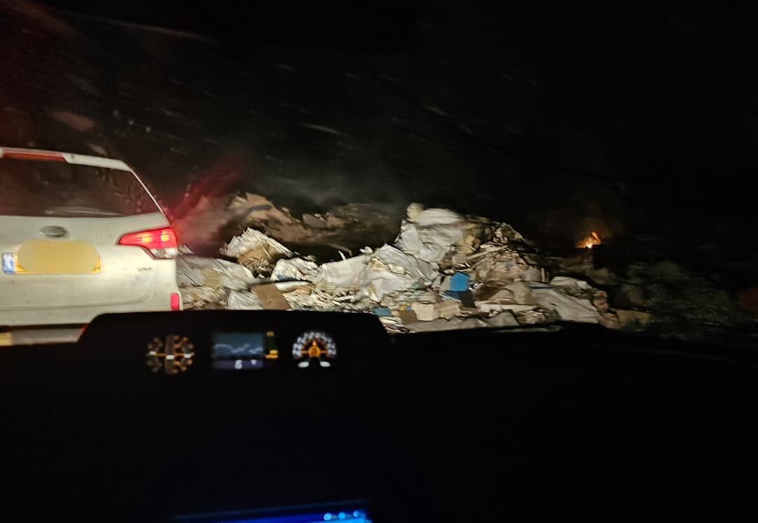 הררי זבל בצידי הכביש | צילום: חופשי